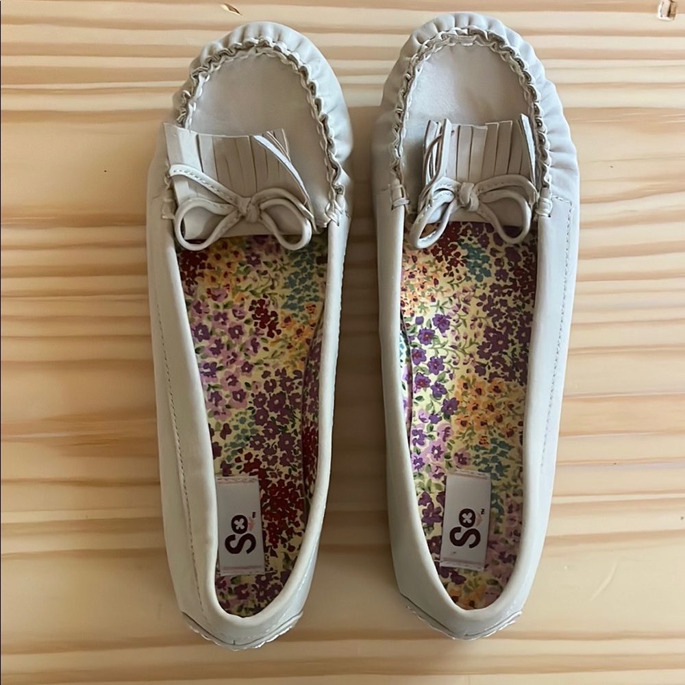 SO Women’s Cream Moccasins with Bow Size 8.5